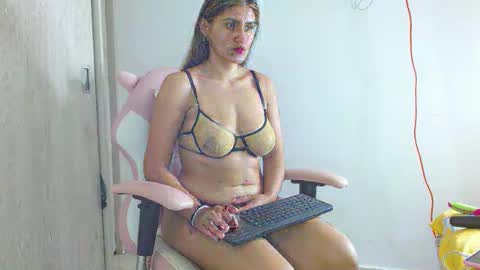 LADY  online show from January 3, 2025, 7:58 pm