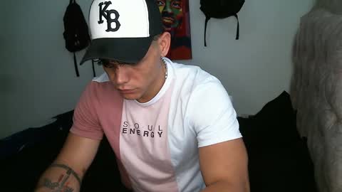 liamtravis__1 online show from November 15, 2024, 1:22 pm