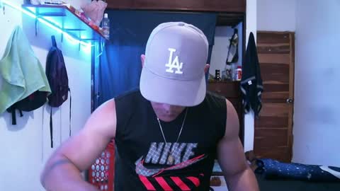 liamtravis__1 online show from December 18, 2024, 12:49 pm