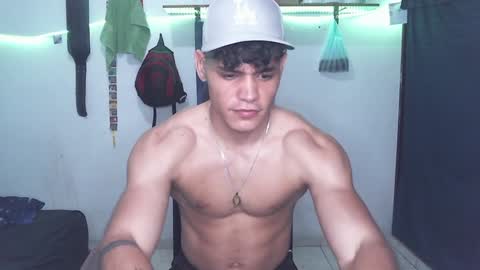 liamtravis__1 online show from November 30, 2024, 10:33 pm