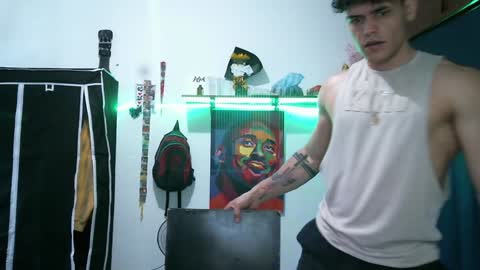 liamtravis__1 online show from December 6, 2024, 6:17 pm