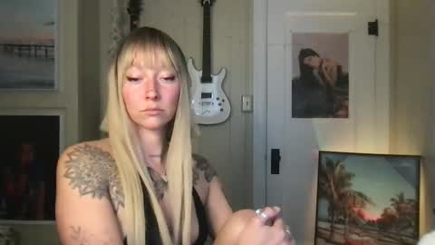 Lilpeachykeenn online show from November 26, 2024, 11:02 pm