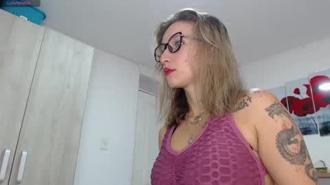 HI IM LIZETH HONEY online show from December 17, 2024, 7:05 pm