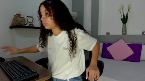 little_carolain online show from December 13, 2024, 2:58 am