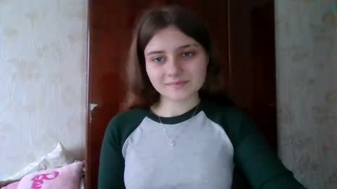 little_shygirl_ online show from January 24, 2025, 8:47 am