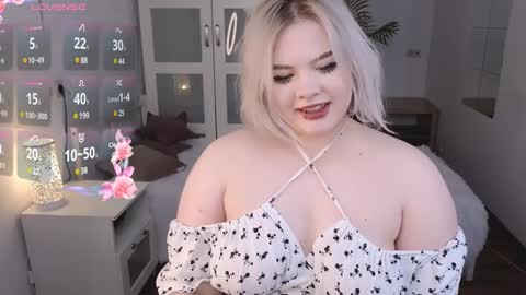 lovely_leilla online show from December 12, 2024, 1:49 pm