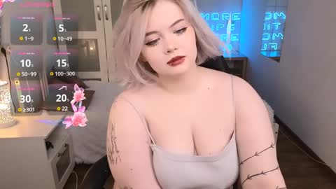 lovely_leilla online show from December 7, 2024, 1:55 pm