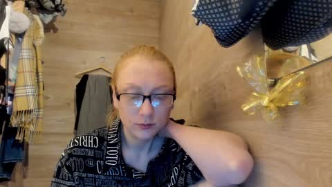 lucky_licky20 online show from December 28, 2024, 4:03 am