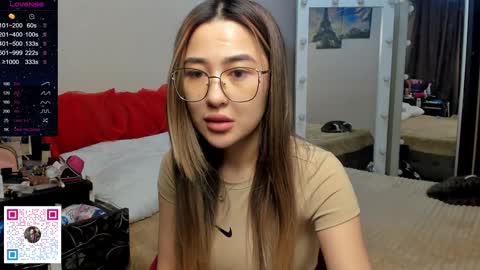 luluu_l online show from January 8, 2025, 8:32 pm