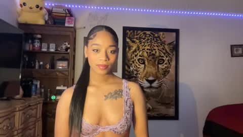 lunaa_11 online show from January 1, 2025, 5:47 am