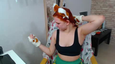 lunna_fox_ online show from December 6, 2024, 2:03 am