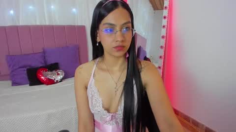 lunnasweet_ online show from December 9, 2024, 11:47 pm