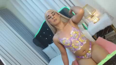 mariposa_smiles online show from January 6, 2025, 12:52 pm