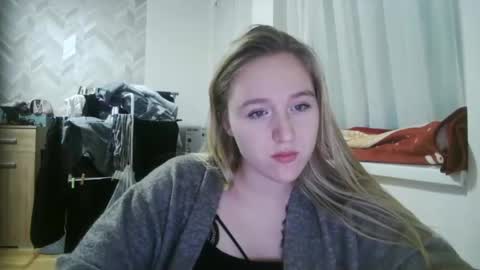 mollywinters_ online show from January 7, 2025, 8:32 pm