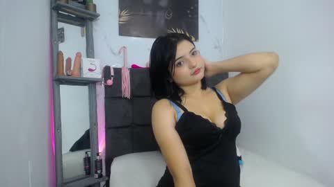 Natasha  Robin online show from November 25, 2024, 8:27 pm