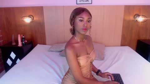 natashaqueenn  online show from December 3, 2024, 9:05 pm