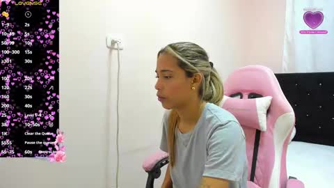 natylatina_01 online show from January 6, 2025, 1:35 pm