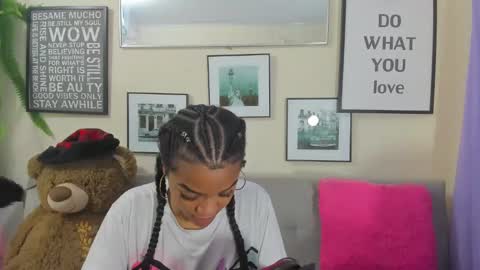 nicollet_ebony online show from January 7, 2025, 1:28 am