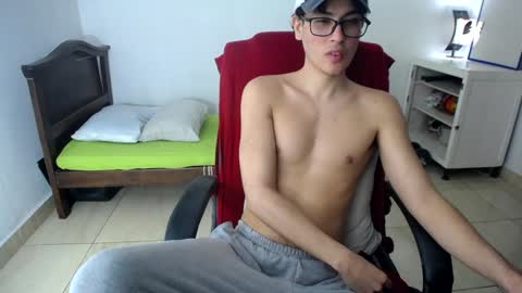 noah_ferrari8 online show from November 11, 2024, 12:34 pm