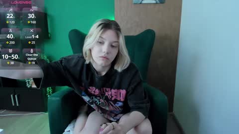 Nora Cutie u online show from December 20, 2024, 12:32 pm