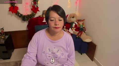 nuit_rose online show from January 1, 2025, 11:51 pm