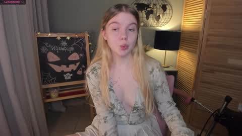 ohmyjuliet online show from November 12, 2024, 2:04 am