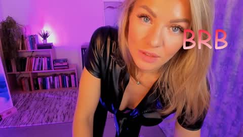 oliva_candy online show from December 24, 2024, 2:22 am