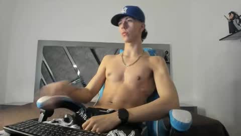 oliverthompson_01 online show from January 3, 2025, 7:00 am