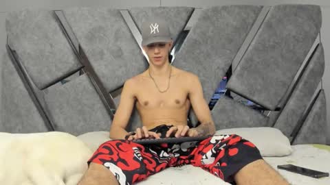 oliverthompson_01 online show from December 18, 2024, 6:05 am