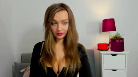 OliviaWomen online show from November 11, 2024, 4:12 pm