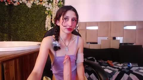 queenjenn__ online show from December 12, 2024, 8:49 pm