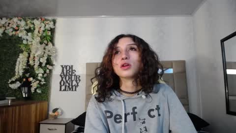 queenjenn__ online show from December 26, 2024, 1:34 pm