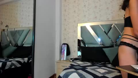 queenjenn__ online show from December 10, 2024, 2:10 pm