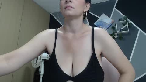 sally_love_ online show from December 26, 2024, 1:45 pm