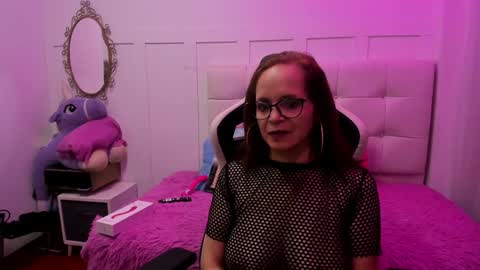 samantha_mature56 online show from November 25, 2024, 10:13 am