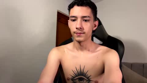 santi_twink19 online show from January 8, 2025, 1:07 pm