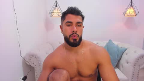 santiago_huntt online show from November 18, 2024, 10:12 pm