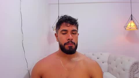 santiago_huntt online show from November 23, 2024, 11:37 am