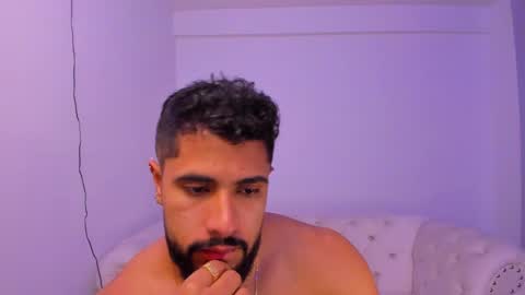 santiago_huntt online show from December 11, 2024, 4:24 pm