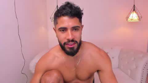 santiago_huntt online show from December 7, 2024, 12:08 pm