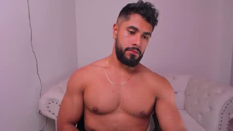 santiago_huntt online show from December 9, 2024, 9:04 pm