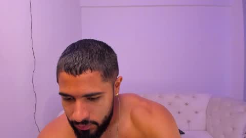 santiago_huntt online show from December 29, 2024, 2:44 pm