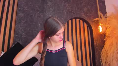 sara__jones_ online show from December 31, 2024, 12:12 pm