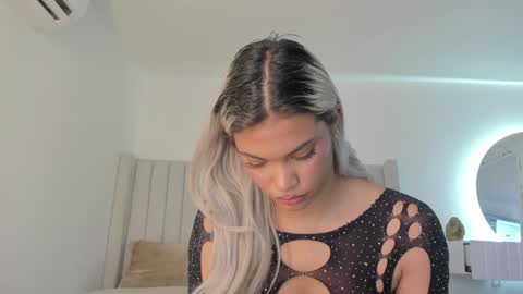 shelynna_azzul online show from November 12, 2024, 7:50 pm