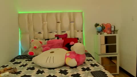 sierra_violet online show from December 16, 2024, 4:54 pm