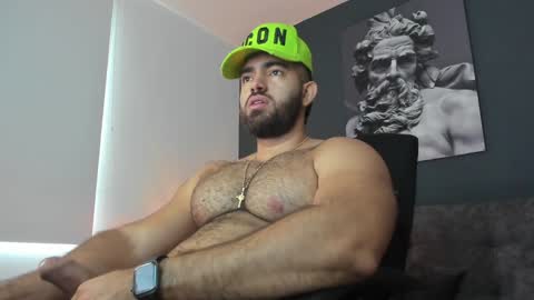 simon_leon01 online show from December 14, 2024, 12:32 pm