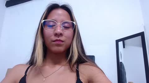 skinny_hottie18 online show from December 10, 2024, 1:48 pm