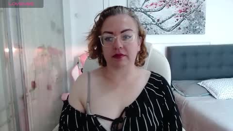 tania_goddess_ online show from November 13, 2024, 8:25 pm