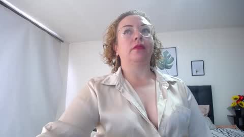 tania_goddess_ online show from November 14, 2024, 2:20 pm