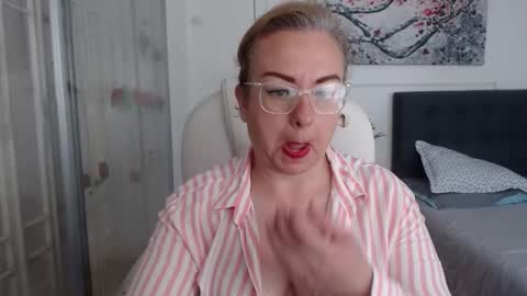 tania_goddess_ online show from November 15, 2024, 2:37 pm